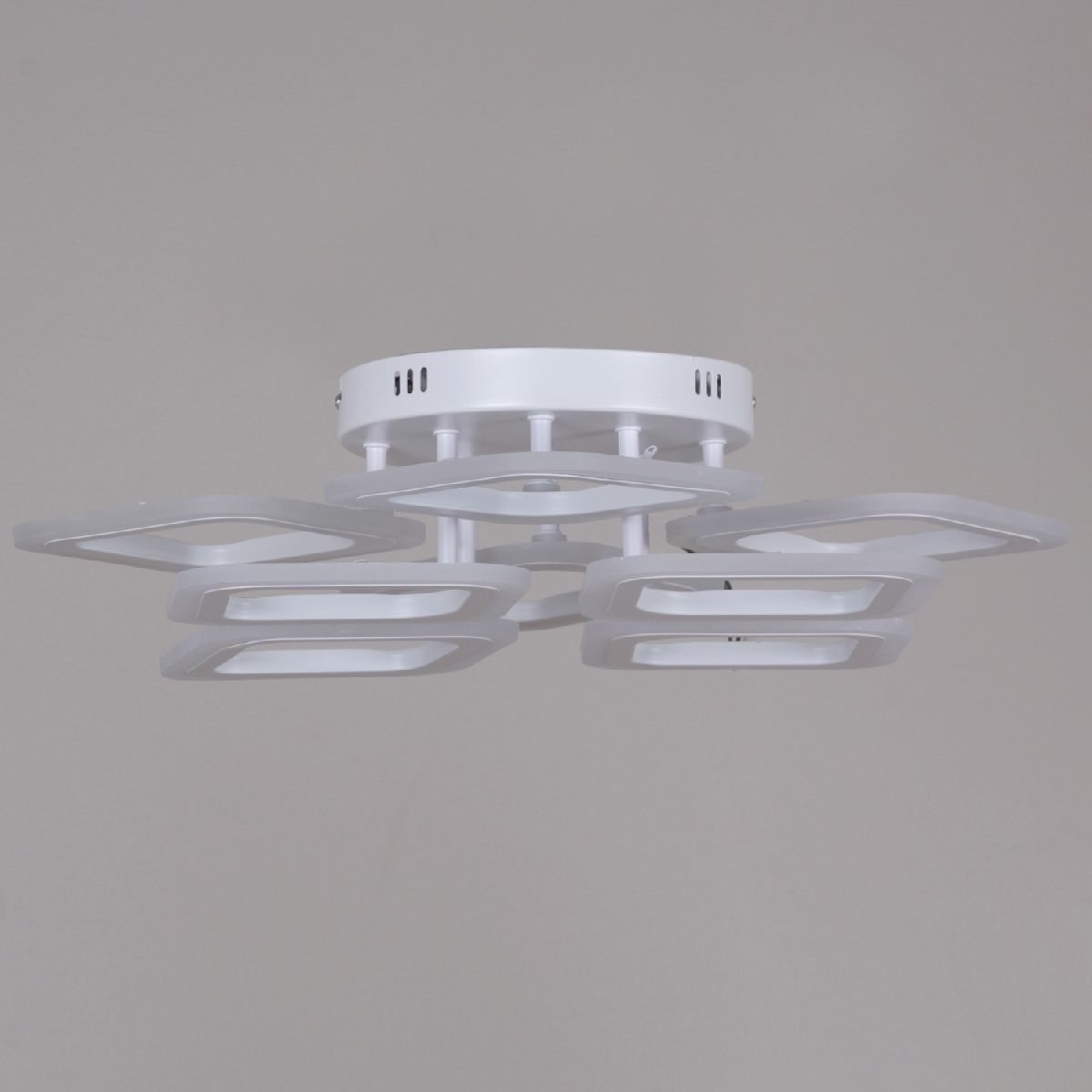 Потолочная люстра Reluce 05104-0.3-4+4 WH