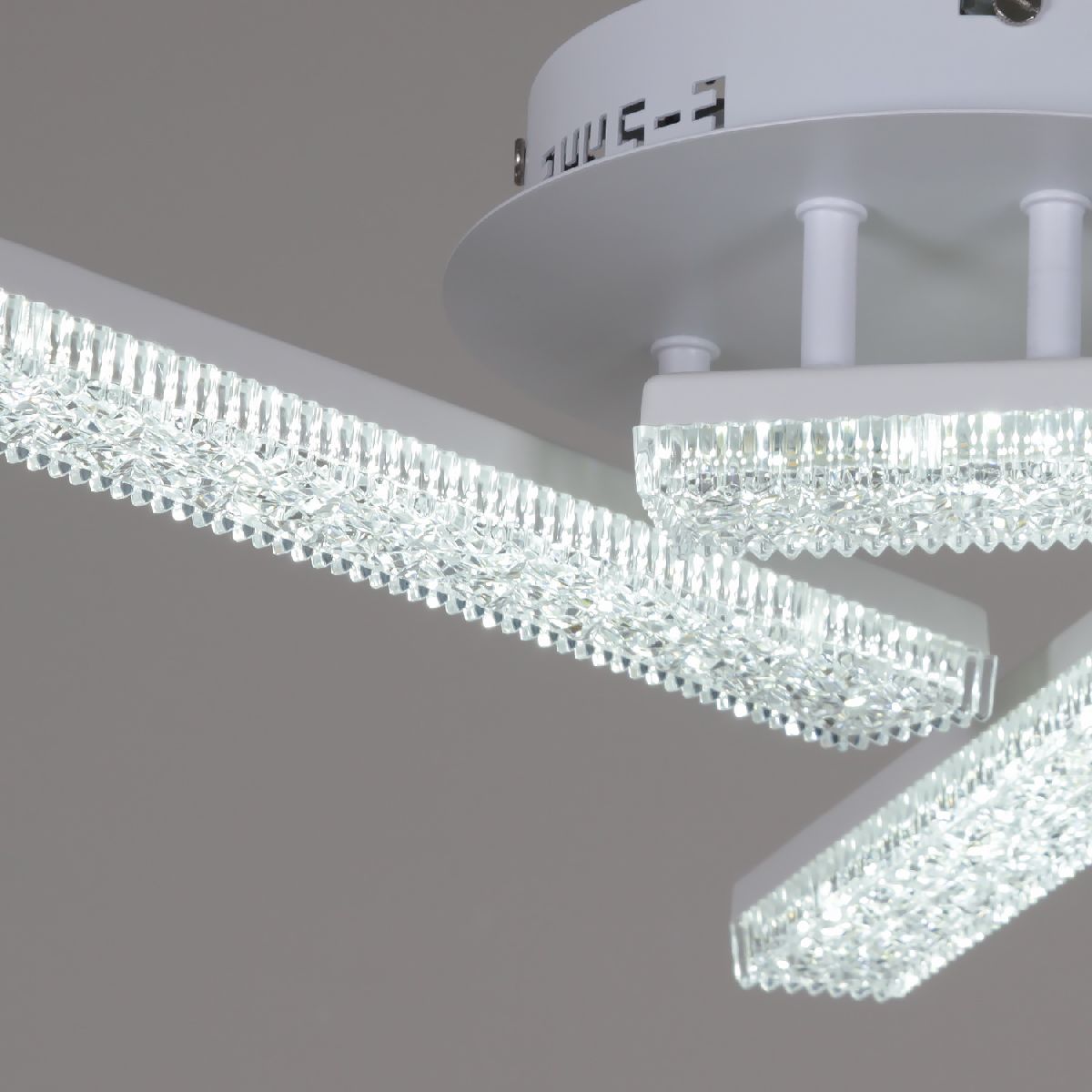 Потолочная люстра Reluce 03445-3.3-03C WH