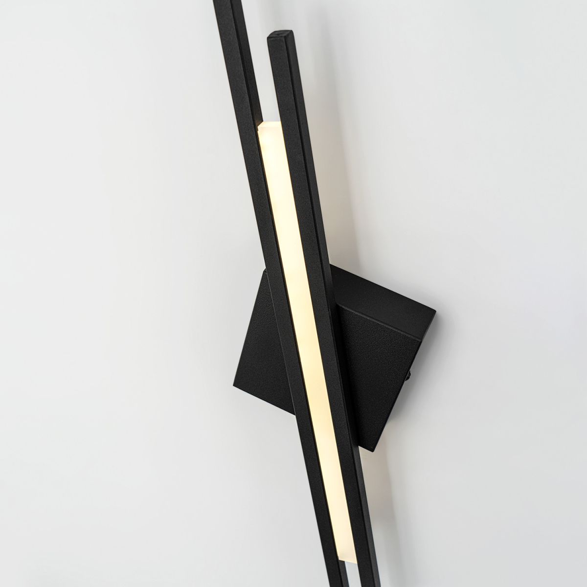 Настенный светильник Modelux ML.728.580 BK